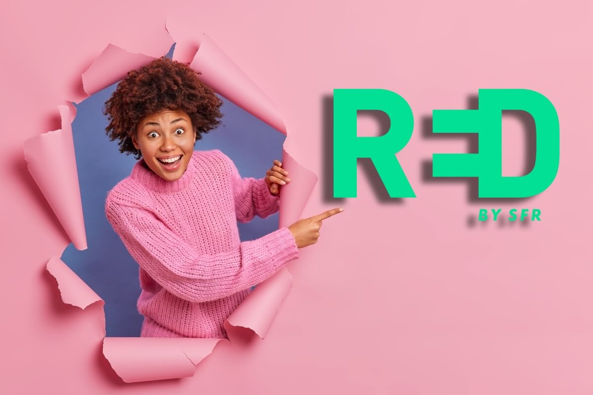 Femme sort d'un fond rose et montre logo de RED by SFR, car promo maintenue sur sa RED Box